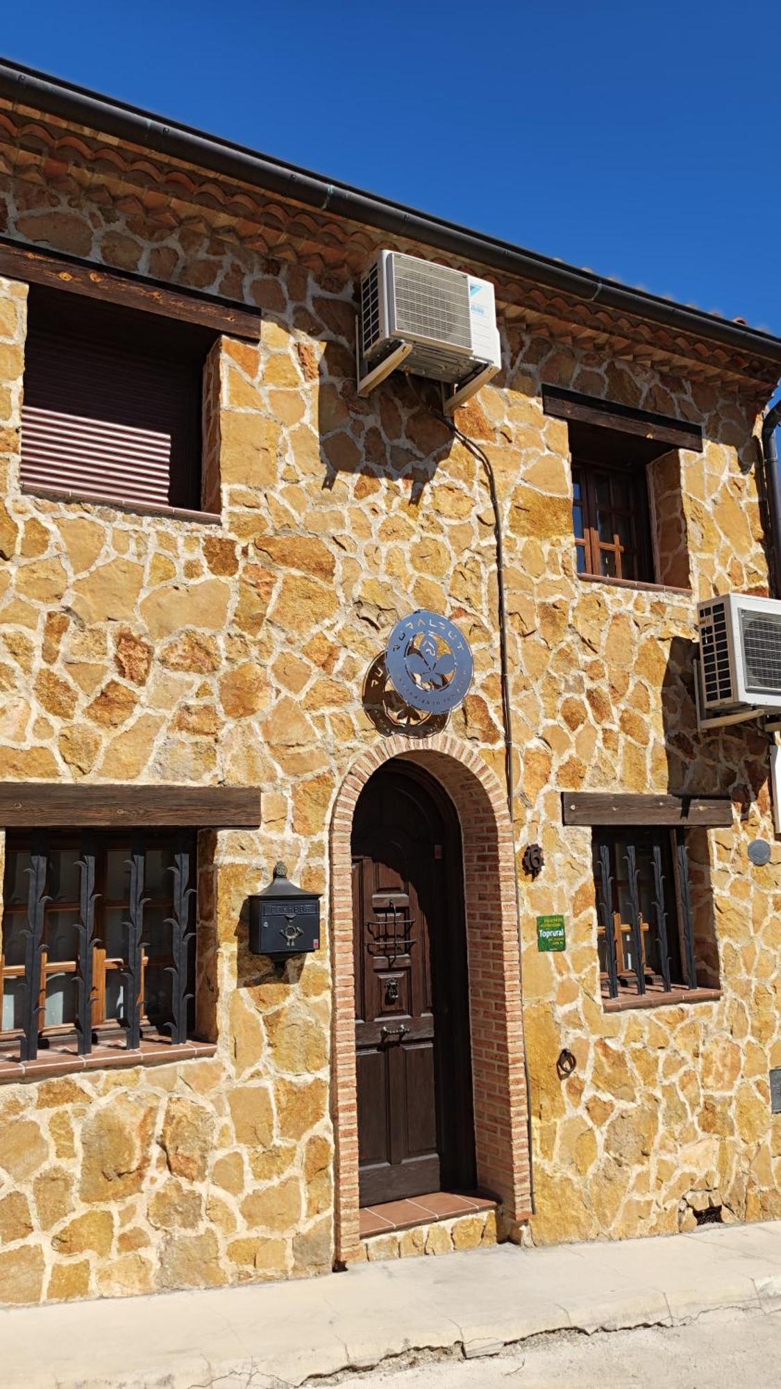Ruralrut-El Tiemblo Wifi, Cabina De Hidromasaje, Aire Acondicionado Y A Pocos Metros De Zonas De Bano Naturales Exterior photo